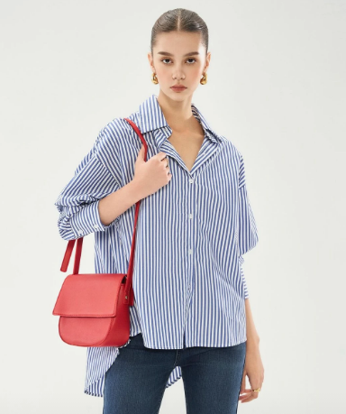 Thả chút cá tính khi diện áo oversized kẻ sọc theo cách của những fashionista. Cùng với cặp đôi chân váy dài và sơ mi, có thể phối thêm găng tay lụa như cô nàng này cũng được.     