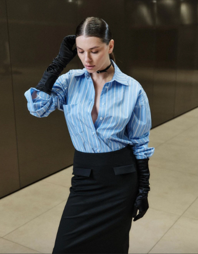 Sơ mi oversized là món đồ dễ phối nhất mùa hè bởi sự đa dạng về màu sắc và họa tiết. Các thiết kế có phần vạt trước bất đối xứng với vạt sau có thể mix cùng chân váy dáng ôm, quần jeans.    