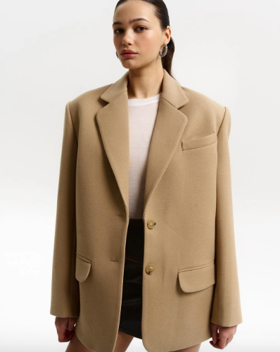 Áo blazer oversized có thể được mặc như một chiếc váy ngắn để tạo phong cách sexy và quyền lực. Có thể mix cùng quần tất, quần shorts, boots cổ cao hay chọn phong cách không nội y khi diện váy blazer.    