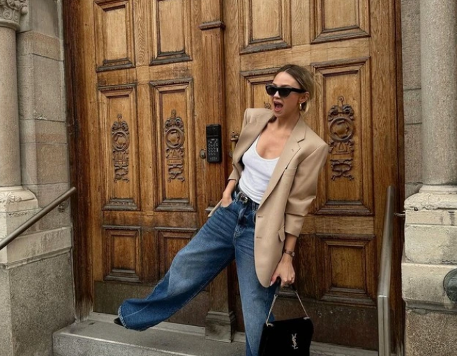 Quần jeans xanh và áo blazer ngoại cỡ là cặp đôi đồng điệu kết hợp giữa office core và street wear, vừa mang đến cho người mặc vẻ ngoài sang trọng, vừa phóng khoáng.    