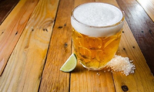 Thêm muối vào bia có thể làm dịu đi vị đắng của nó và mang lại nhiều lợi ích khác. 