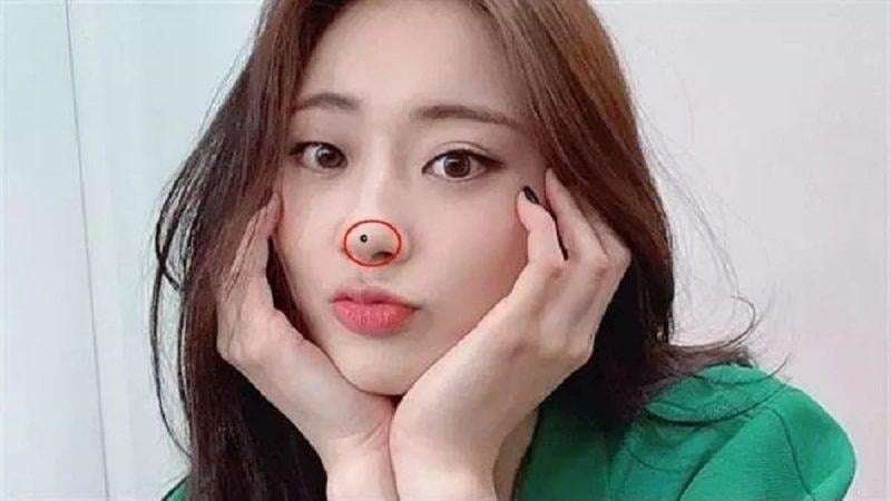 Đối với nốt ruồi ở đầu mũi, nếu bạn may mắn có nốt ruồi này, đó thường được xem là biểu hiện của tính cách dễ thương và hoạt bát.    