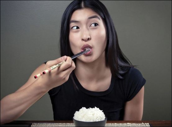 Nếu có một ngày, kẻ thù bỗng chỗng trở nên thân thiện, vui vẻ mời ta dùng bữa, nhất định phải cẩn thận với họ. (ảnh minh họa)