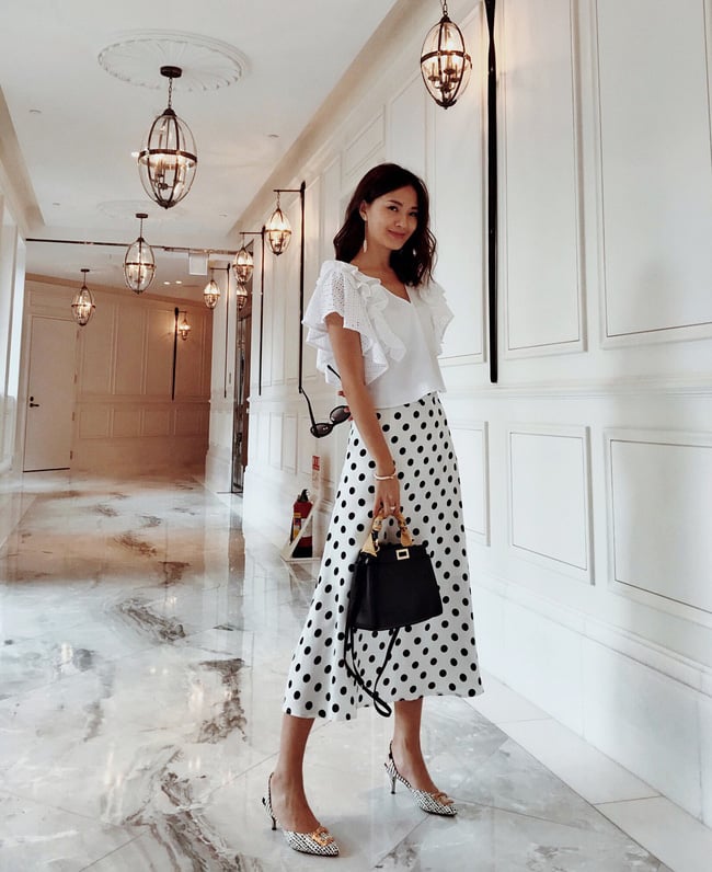 Cách kết hợp áo blouse và chân váy midi tạo một diện mạo thanh lịch và nữ tính cho phái đẹp