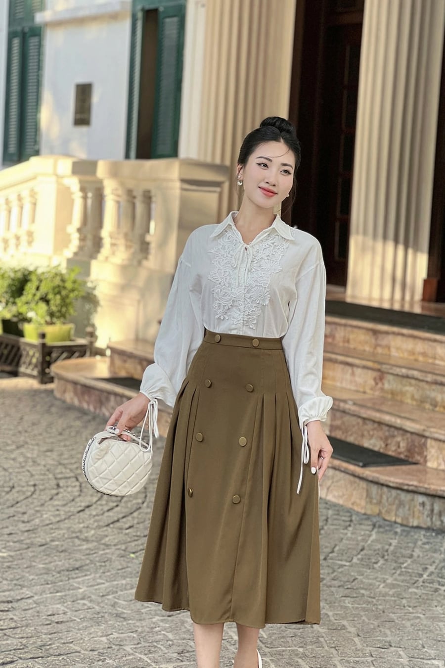 Một chiếc áo sơ mi mặc với chân váy chữ A dáng dài chính là cặp đôi hoàn hảo cho vẻ ngoài thanh lịch và chuyên nghiệp