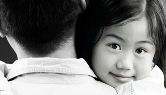 Thứ ba thì nếu ăn mặc quá đẹp khiến trẻ hình thành quan điểm sai lầm về mua bán và tiêu dùng.  (ảnh minh họa)