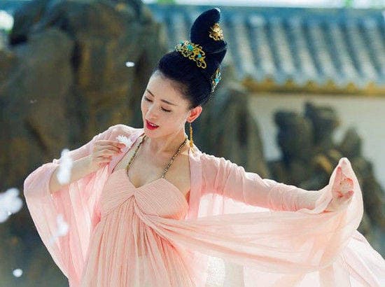Theo quan niệm truyền thống, phụ nữ có nhiều lông ở tay được cho là mang lại sự phú quý