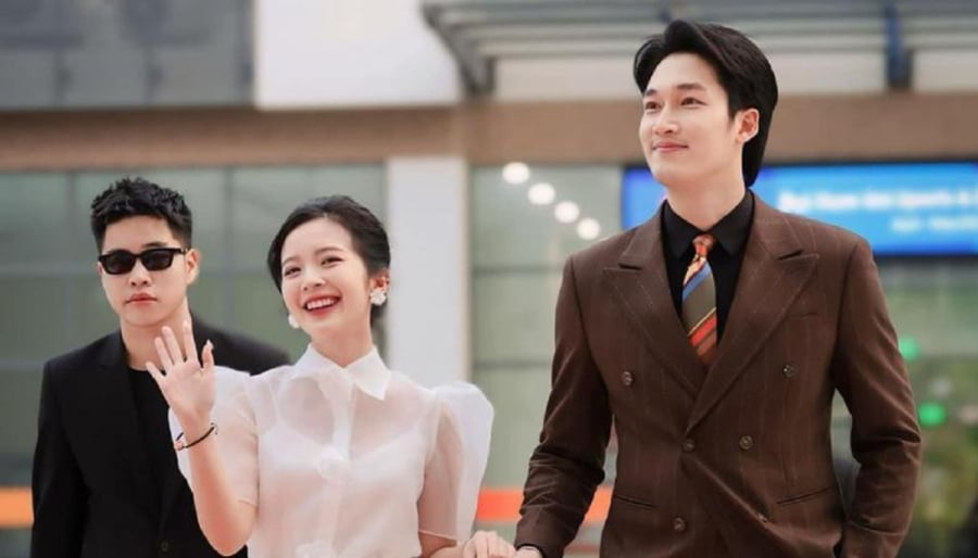 Đình Tú xả loạt khoảnh khắc sánh đôi cùng Ngọc Huyền tham dự sự kiện. Nnhiều người đặt câu hỏi phải chăng: 