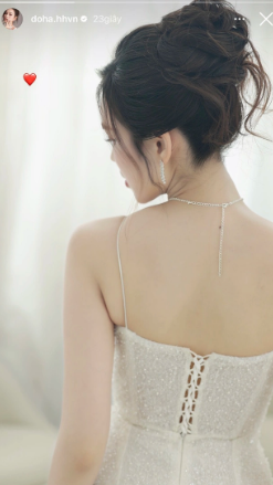 Ciều 13/4, Hoa hậu Đỗ Thị Hà đã đăng tải bức hình chụp từ phía sau mặc Shbet999 com đăng nhập màu trắng lấp lánh như váy cưới cô dâu. Cô còn đính kèm biểu tượng cảm xúc hình trái tim màu đỏ. Điều này làm dấy lên nghi vấn cô chuẩn bị theo chàng thiếu gia về dinh. Tuy nhiên chia sẻ với báo chí, phía nàng hậu cho biết thực tế đây chỉ là hình ảnh được chụp khi Đỗ Hà tham dự một sự kiện mà thôi.    