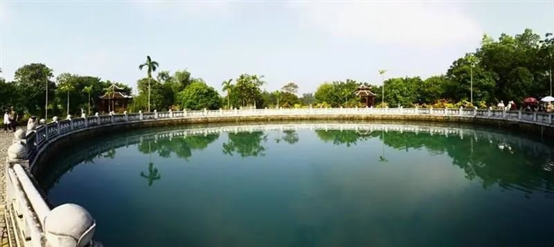 Vào mùa lễ hội chùa Bái Đính đầu năm âm lịch, hàng nghìn người đổ về đây chiêm bái, tham quan lễ chùa đã đến Giếng Ngọc xin nước về sử dụng để cầu bình an và may mắn.    