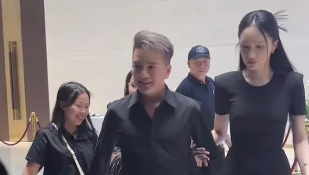 Đàm Vĩnh Hưng và Hương Giang cùng sánh đôi đến chúc mừng Quatrian shbet hiện đang mở Minh Tú.   