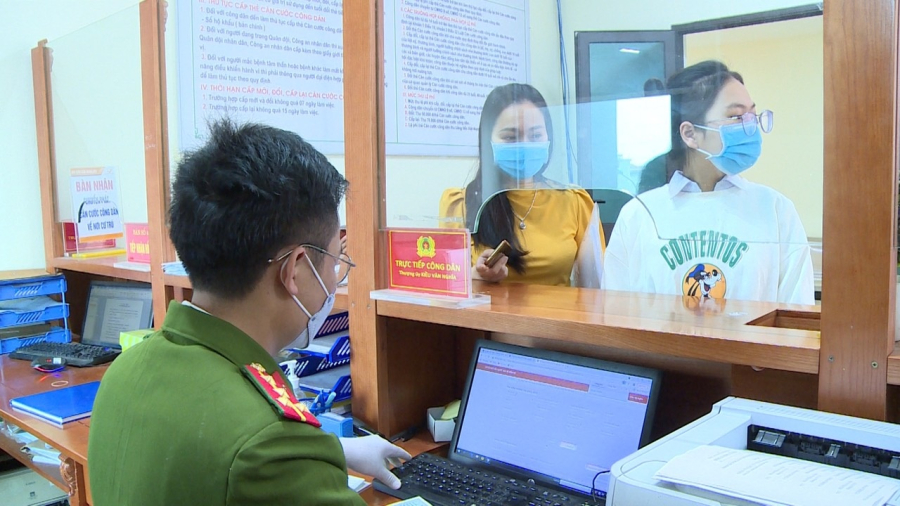 Trong thời hạn một ngày kể từ ngày nhận được đề nghị mở khóa căn cước điện tử thì nơi tiếp nhận đề nghị phải xem xét, chuyển đề nghị mở khóa căn cước điện tử đến thủ trưởng cơ quan quản lý căn cước Bộ Công an để xem xét, phê duyệt.    