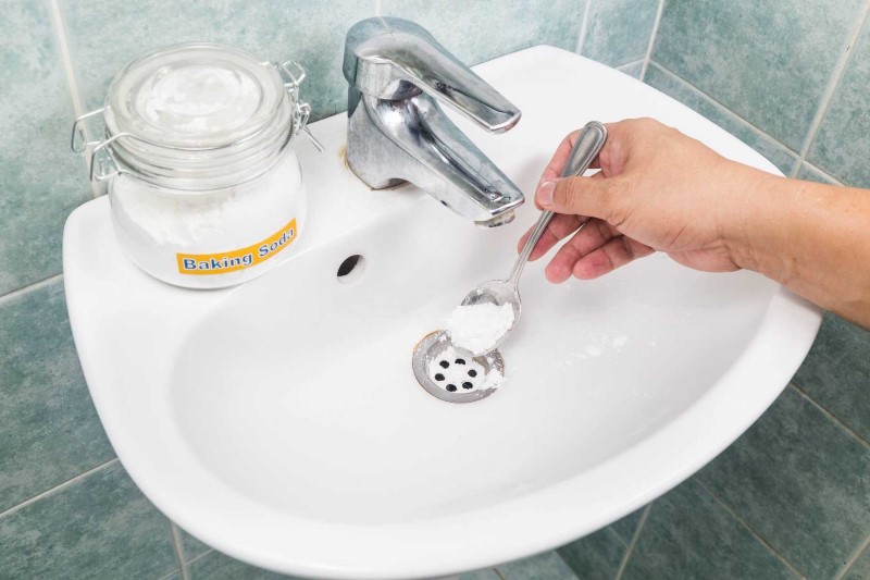 Bạn có thể sử dụng baking soda để làm sạch bồn rửa mặt cũng như lỗ nhỏ trên bồn.