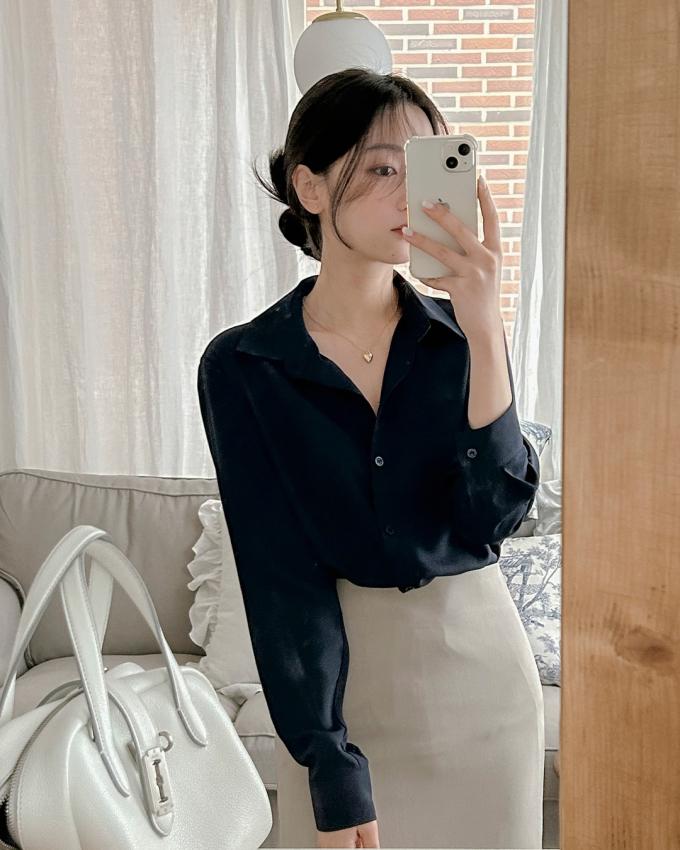 Khi kết hợp áo sơ mi màu trung tính với quần jeans, quần âu đơn giản hay chân váy, quý cô 40+ sẽ có được vẻ ngoài sành điệu mà không cần suy nghĩ nhiều.