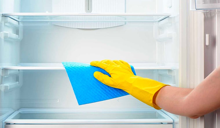 Nên dọn dẹp tủ lạnh sau khi ngắt điện.
