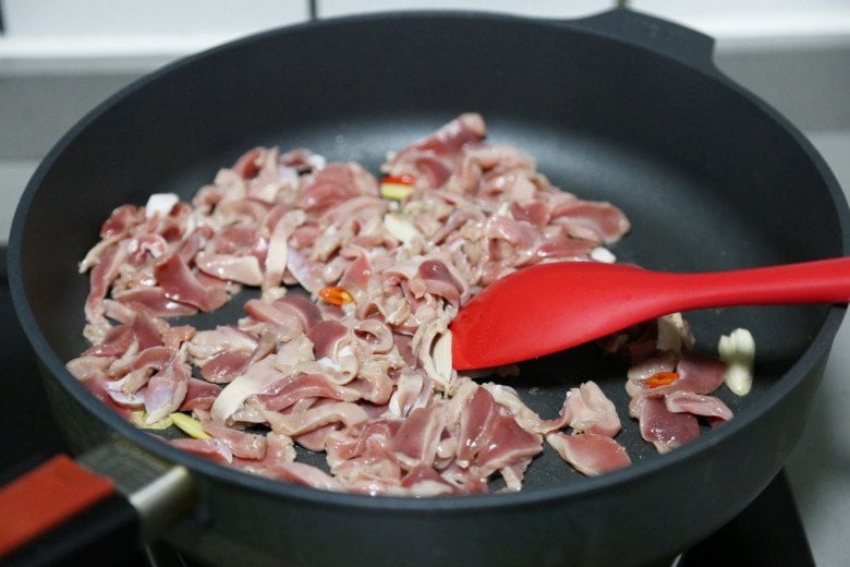 Bạn cần đảo mề gà nhanh tay trong lửa lớn đến khi vừa chín tới là được.