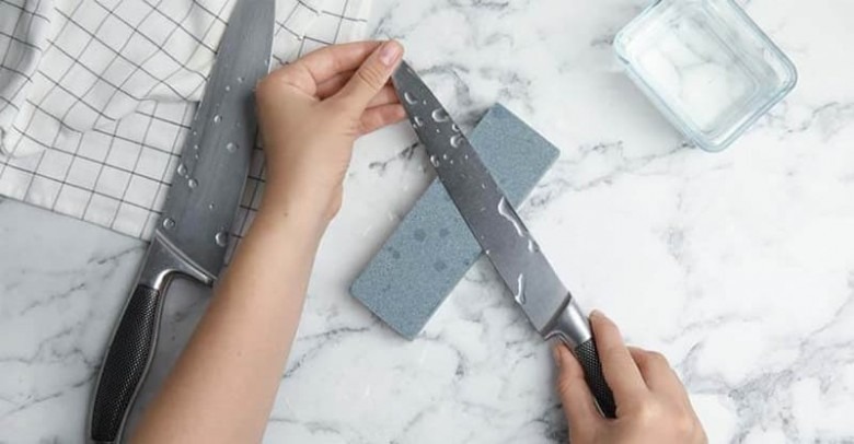 Trong nhà bếp, con dao là một công cụ quan trọng không thể thiếu trong việc chuẩn bị thức ăn hàng ngày.