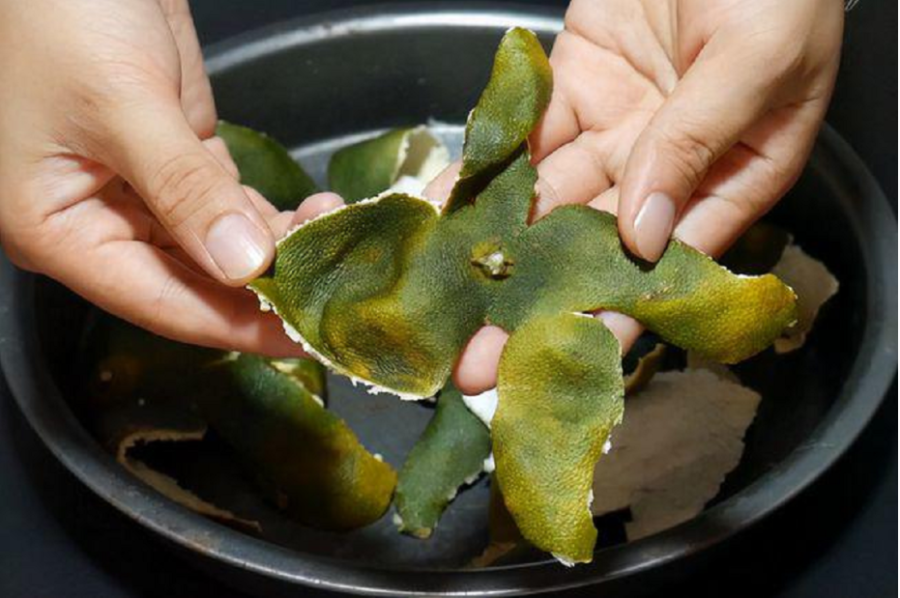 Vỏ cam hay vỏ quýt có chứa tinh dầu thơm tự nhiên, nên có thể đem vỏ cam, quýt rửa sạch và lau khô, sau đó đặt vào các góc cạnh trong tủ lạnh.