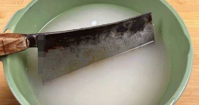 Khi mài dao, lưu ý rằng góc dao nên được nghiêng một chút, khoảng 10 độ. 