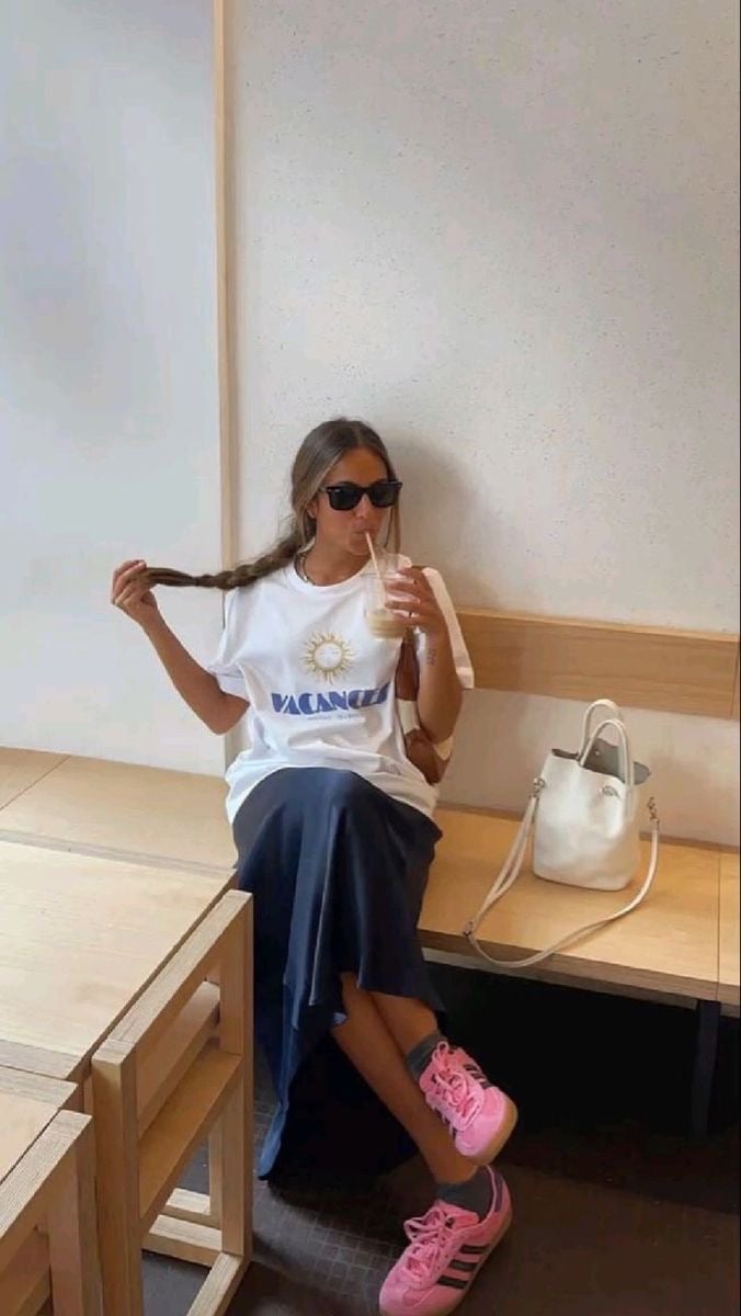 Công thức mix đồ váy lụa/satin cùng giày sneaker và áo thun tuy không mới nhưng luôn được những tín đồ thời trang yêu thích. 