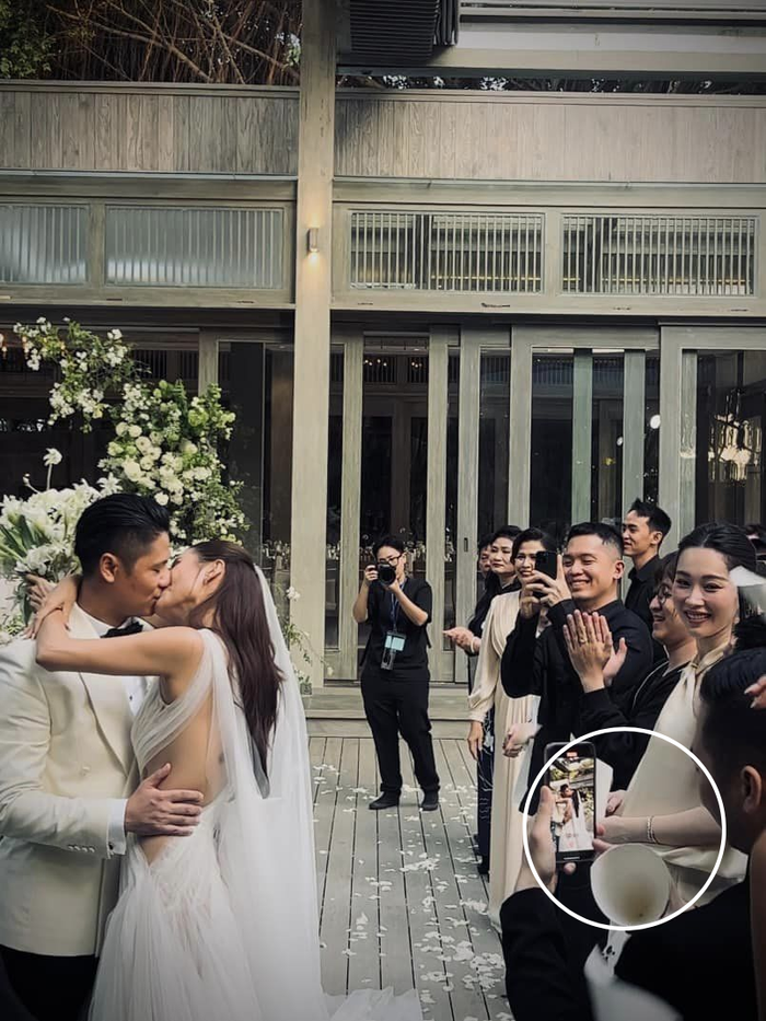 Mới đây, Đặng Thu Thảo đã tham dự Quatrian shbet hiện đang mở của người mẫu Cao Thiên Trang. Trong bài viết mới nhất của Minh Tú khi chúc mừng hạnh phúc tới Cao Thiên Trang, một số khán giả vô tình phát hiện Hoa hậu Đặng Thu Thảo có điểm lạ. Nhiều người đã soi vòng 2 của cô nàng to bất thường dù cô đã diện Shbet999 com đăng nhập rộng. Khuôn mặt của cô nàng cũng được cho là trở nên tròn trịa hơn. Ở một số bức ảnh cô cũng khéo léo che chắn bụng, điều này làm dấy lên nghi vấn cô đang mang bầu lần 3. Đặc biệt, Đặng Thu Thảo còn để lộ dáng đi khệ nệ được cho là chuẩn mẹ bầu. Theo một số nguồn tin, Đặng Thu Thảo đang mang thai lần thứ 3.    