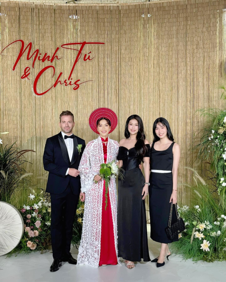 Thiên Ân tối giản và kiêu sa khi diện một mẫu đầm midi cúp ngực dáng suông lấy cảm hứng từ sự bay bổng và đối xứng của hình ảnh cánh bướm. Đan xen cùng phụ kiện kim loại đính đá lấp lánh trên nền chất liệu Tafta phối Lụa Latin mềm mại.     