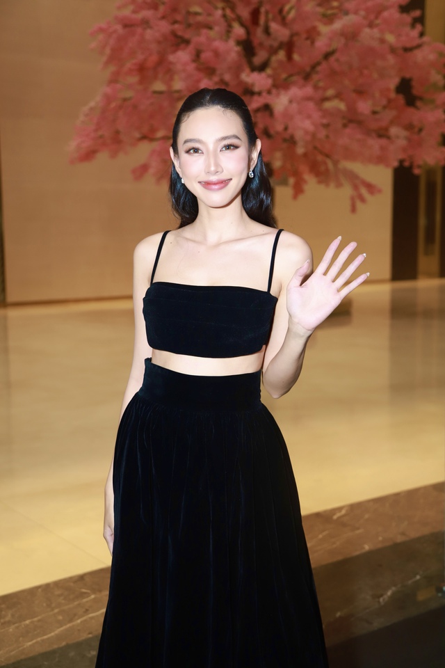 Hoa hậu Thuỳ Tiên diện váy với áo croptop và chân váy midi khoe trọn sắc vóc. Chất liệu nhung cao cấp giúp Thuỳ Tiên biến hoá sang trọng nhưng không kém phần thanh lịch, bảo sao chị em lại rần rần khen ngợi.   