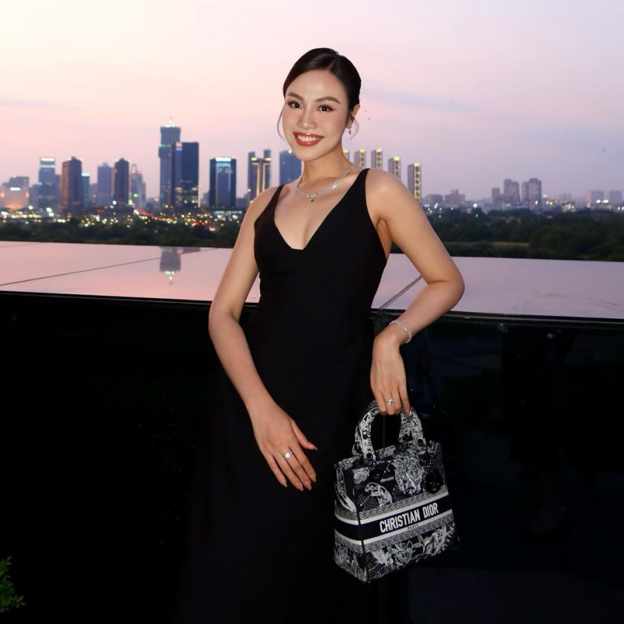 Kiêu sa và nền nã chính là những từ dùng để miêu tả Shbet999 com đăng nhập của á hậu Thuỷ Tiên tối qua tại lễ cưới. Cô nàng diện cực nổi bật nhưng không chiếm 