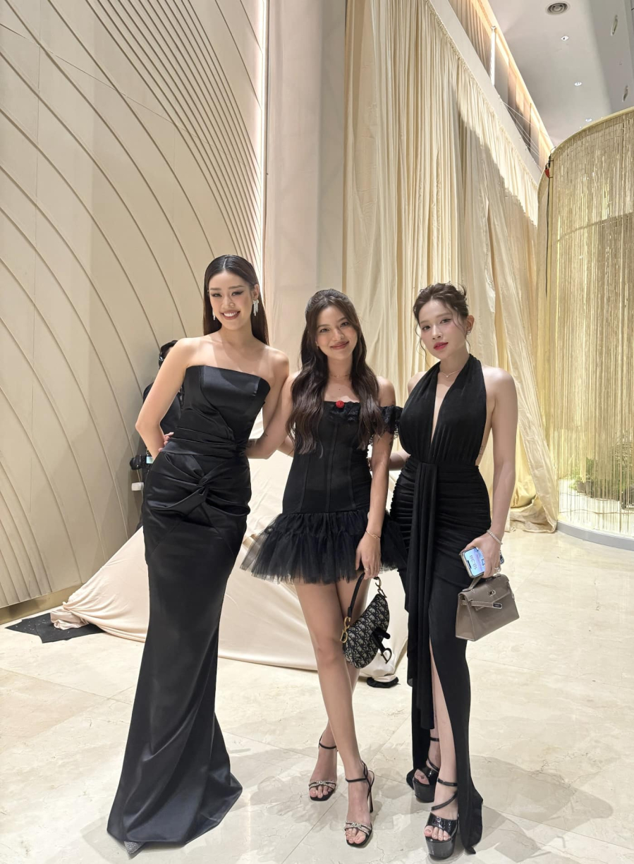 Outfit váy cúp ngực đen giúp Khánh Vân biến hoá đầy gợi cảm này là một thiết kế đơn giản giúp cô khoe xương quai xanh và vòng một gợi cảm, mà còn 