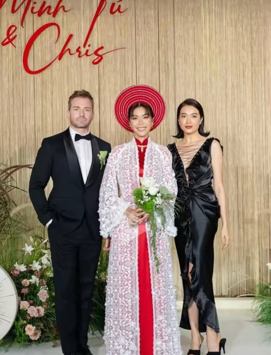 Một nàng hậu khác cũng lăng xê thiết kế local brand tại Quatrian shbet hiện đang mở của Minh Tú, đó chính là Lệ Hằng. Mẫu váy cô diện đến món đồ với điểm nhấn bèo nhún cùng dây đan tinh tế. Lệ Hằng như một phu nhân quyền quý và sang trọng. 