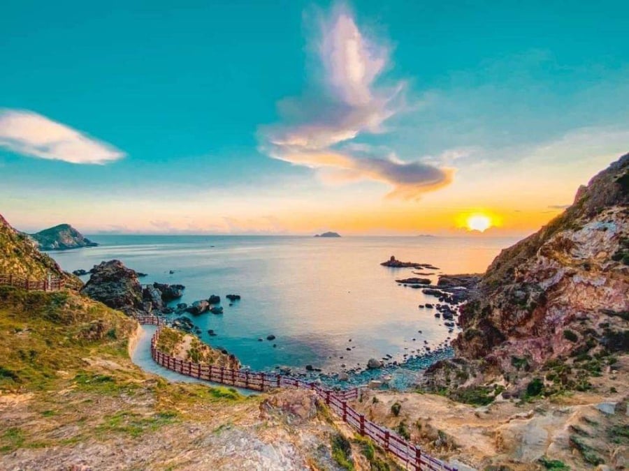 Kỳ Co Eo Gió - Bức tranh thiên nhiên hoang sơ, hùng vĩ với bờ biển xanh ngọc bích, cát trắng mịn và những rặng núi đá vôi hùng vĩ