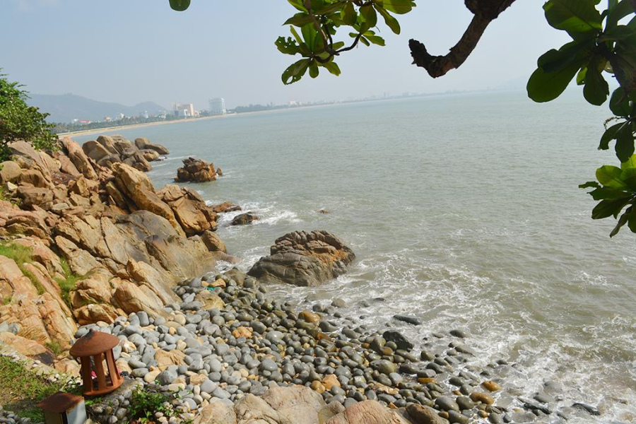 Ghềnh Ráng Tiên Sa - Thiên đường Quy Nhơn với vẻ đẹp thơ mộng, trữ tình, nơi du khách có thể đắm chìm trong khung cảnh biển xanh, cát trắng, nắng vàng