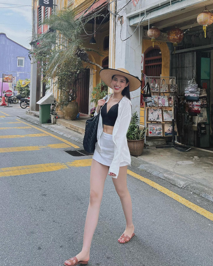 Cô còn khéo chọn các giày tôn dáng tối ưu khi đi du lịch, chẳng hạn như mule cao gót, sandal quai mảnh hoặc sandal quai trong.