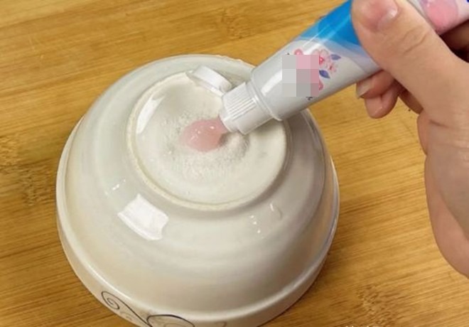 Đầu tiên, để bắt đầu quy trình này, bạn cần chuẩn bị một chiếc bát hoặc đĩa sứ. 