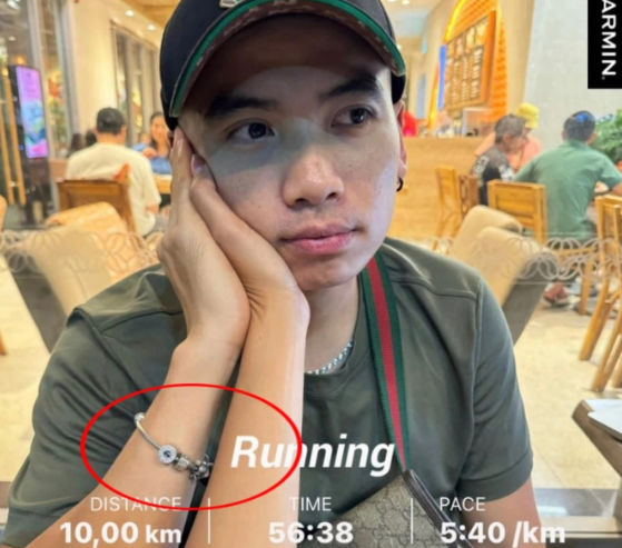 Vào ngày 13/4, nhiếp ảnh gia Tuấn Khôi - bạn trai cũ của H'Hen Niê đăng ảnh ai đó đặt một bàn tay đặt lên má.  Kèm theo bức hình, bạn trai cũ H'Hen Niê xác nhận đang trong mối quan hệ yêu đương. 