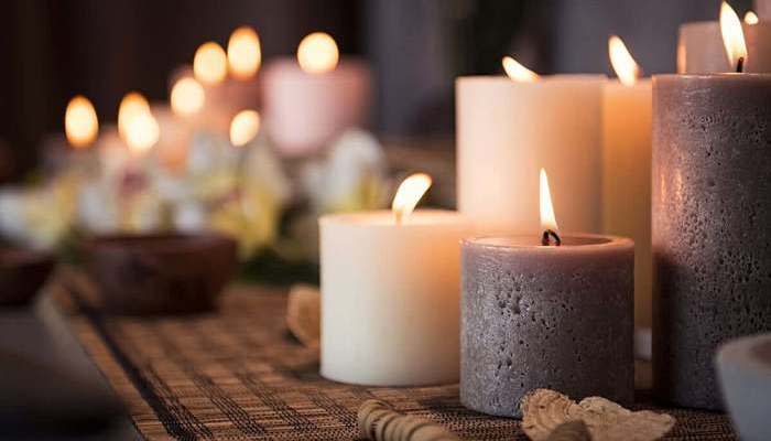 Nến thơm không nên đặt đầu giường bởi nó có quá nhiều rủi ro.