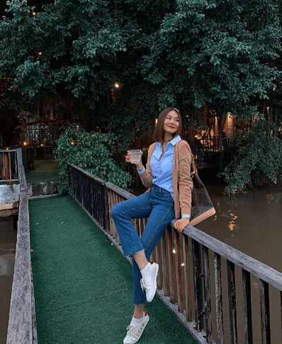 Xoay quanh quần jeans trơn cũng có nhiều phiên bản cho quý cô 40+ lựa chọn, chẳng hạn như quần jeans ống đứng, quần ống suông, quần skinny jeans.