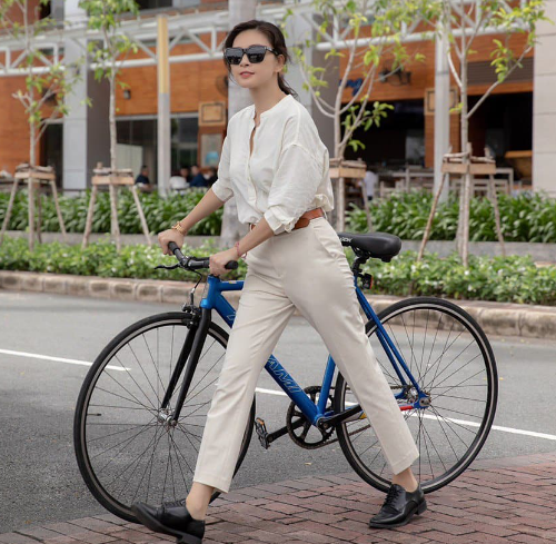 Mẫu quần này có sự đan xen giữa nét bụi bặm, trẻ trung và vẻ trang nhã.