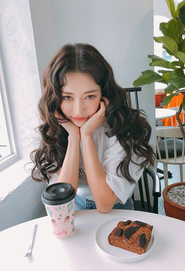 Thay vì ngày nào cũng gội đầu, bạn nên gội cách ngày hoặc tối đa 3 lần/tuần.