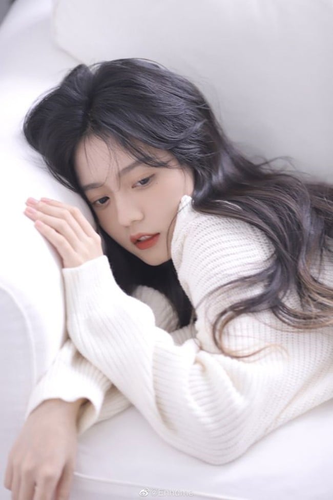Bạn nên gội đầu bằng nước ấm, sau đó xả lại với nước mát hoặc nước lạnh để se khít các lỗ chân lông trên da đầu, giúp tóc mượt mà hơn.