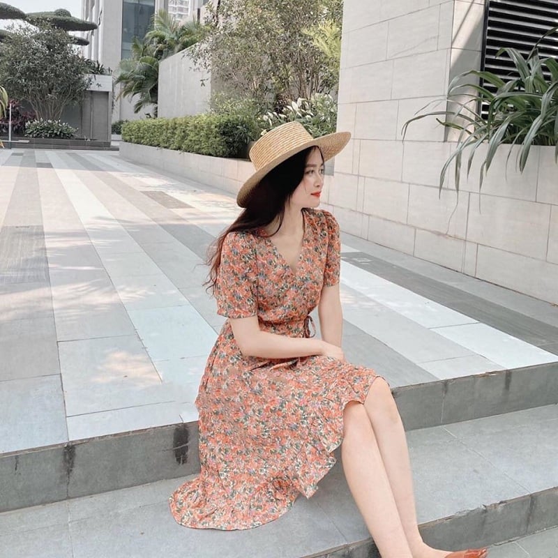 Chị em nên kết hợp váy hoa với giày dép và túi xách trơn màu đảm bảo sự tinh tế và tôn lên bộ đồ đang mặc. 