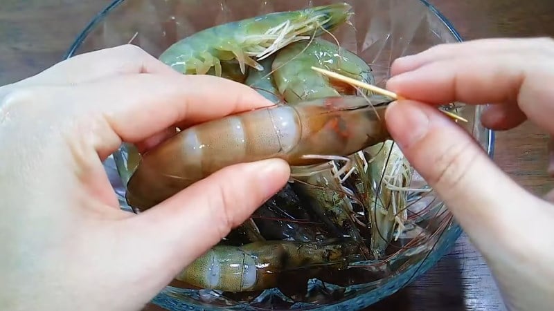 Lấy chỉ tôm bằng tăm là phương pháp dễ thực hiện nên có thể thao tác khi nấu ăn tại nhà.