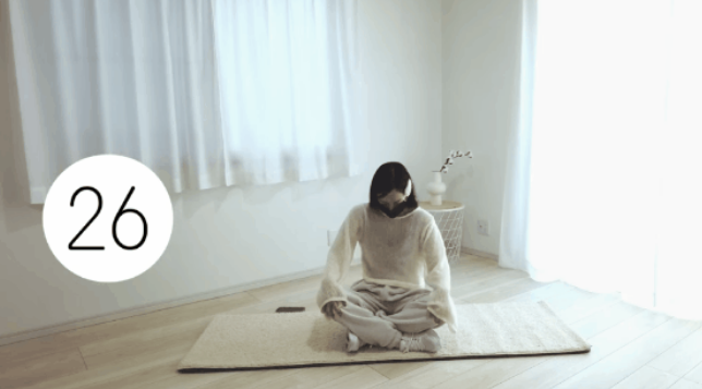 Chỉ cần ngồi nguyên một chỗ, hóp bụng và xoay eo theo chuyển động tròn, trong khi phần hông và vai vẫn cố định trên một đường thẳng. Các nàng thấy cơ bụng đang hoạt động, thậm chí còn thấy thắt bụng trong khi tập động tác này. Phần eo cũng được làm nóng lên để tiếp tục các bài tập sau đó.    
