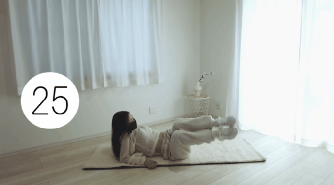 Ngả người áp sát phần thắt lưng xuống thảm, chống khuỷu tay và nâng nhẹ người lên. Sau đó hóp bụng và nâng chân vuông góc, nghiêng lần lượt sang trái - phải trong 30 giây. Chú ý hóp bụng xuyên suốt quá trình tập.    