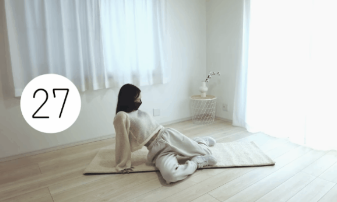 Chống hai tay và nâng lưng lên, hông cân bằng trên thảm. Nâng hai chân lên và lần lượt nghiêng trái - phải. Chú ý hóp bụng và ép sát đầu gối xuống thảm, xoay vặn eo để động tác siết sâu hơn vào phần thắt eo và thắt lưng.  