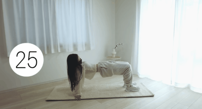 Chống hai tay về phía sau, cách hông khoảng hai gang tay. Hai chân tách rộng bằng vai và đặt vuông góc. Nâng người lên sao cho lưng thẳng, cố gắng nâng cao phần hông lên để bụng và đầu gối, ngực trên một đường thẳng. Lắc nhẹ eo sang hai bên và giữ trong 15 giây rồi hạ xuống.     