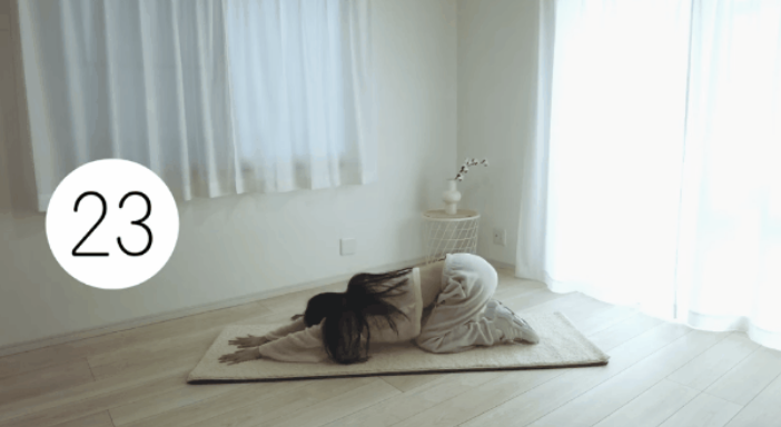 Quỳ gối, tách hai đầu gối rộng bằng vai, sau đó vươn thẳng tay lên trần. Hạ người và trườn về phía trước sao cho phần lưng được duỗi giãn. Hai tay áp sát xuống thảm, hóp bụng và tạo tư thế thoải mái nhất cho mình trong khi giữ động tác này.    