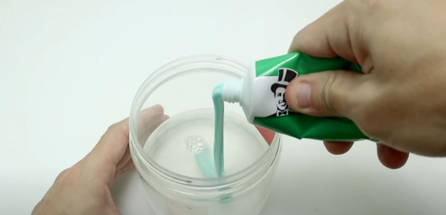 Kem đánh răng kết hợp với nước vo gạo sẽ tạo ra một dung dịch tẩy rửa có tác dụng làm sạch rất tốt.