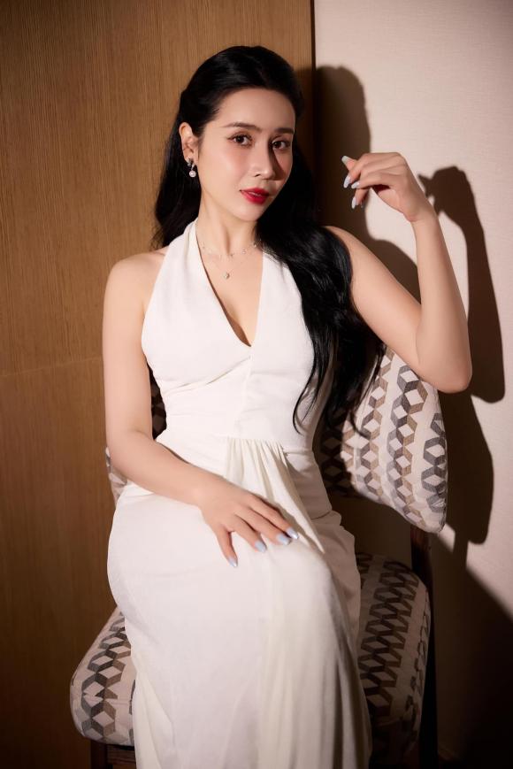 Lưu Hương Giang gây chú ý khi chia sẻ loạt ảnh xinh đẹp và rạng rỡ  