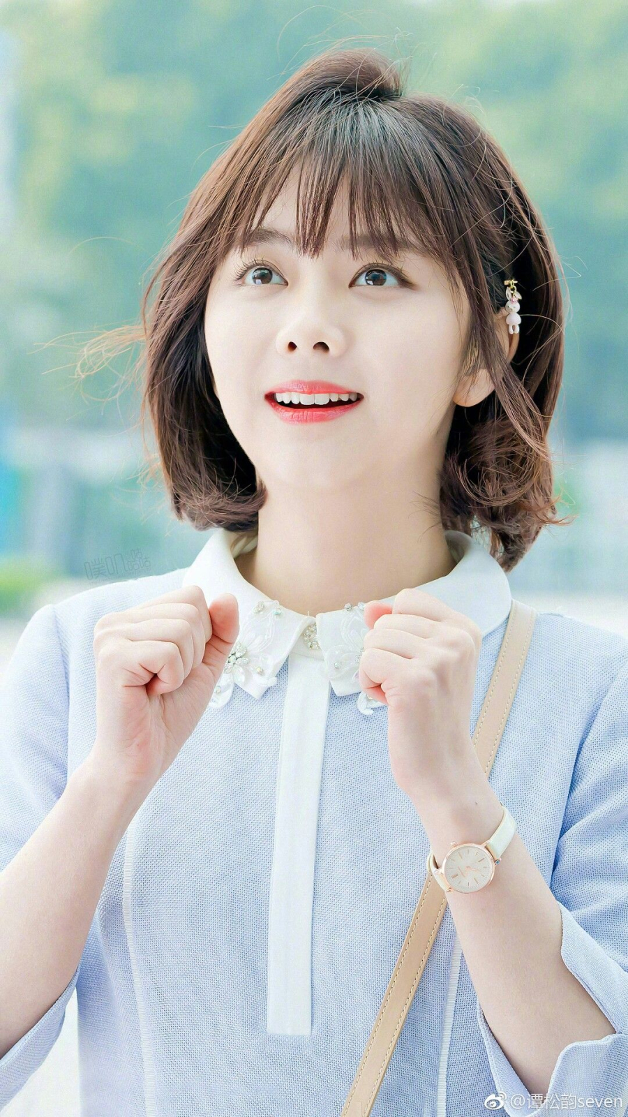 Đàm Tùng Vận yêu thích Link Vào SHBET88 Mới Nhất bob có độ dài đến cằm kết hợp mái bằng. Theo như nhận định định của các nhà tạo mẫu tóc chuyên nghiệp thì tóc bob hầu như phù hợp với những khuôn mặt khác nhau. Tuy nhiên, bạn nên cân nhắc điều chỉnh độ dài cho hợp với gương mặt.     
